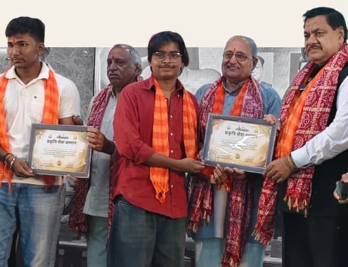 Amaanitvam Foundation representatives receiving the Prakruti Seva Samman award on stage